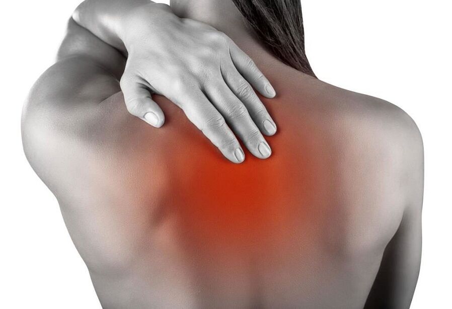 Jin zafi tsakanin kafada ya albarkaci tare da thoracic osteochondrosis